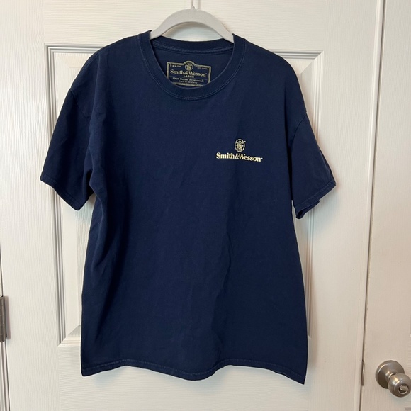 Smith & Wesson Navy Firearms USA Flag Gun Graphic Cotton T-shirt Size L - Picture 2 of 4
